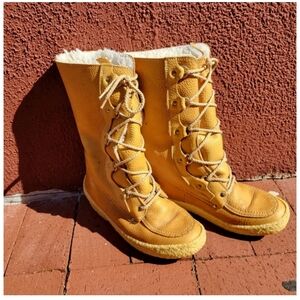 Gorgeous, barely worn vintage Cherokee winter boots.